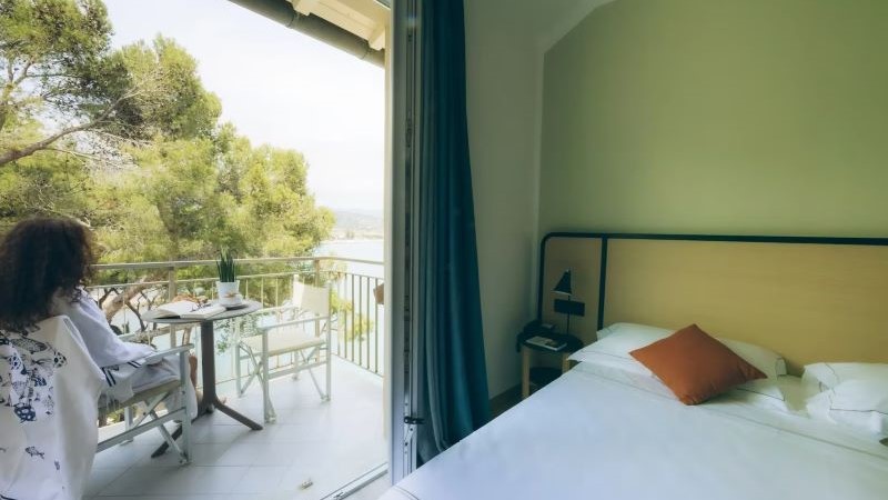 Dobbeltv�relse med balkon og delvis havudsigt